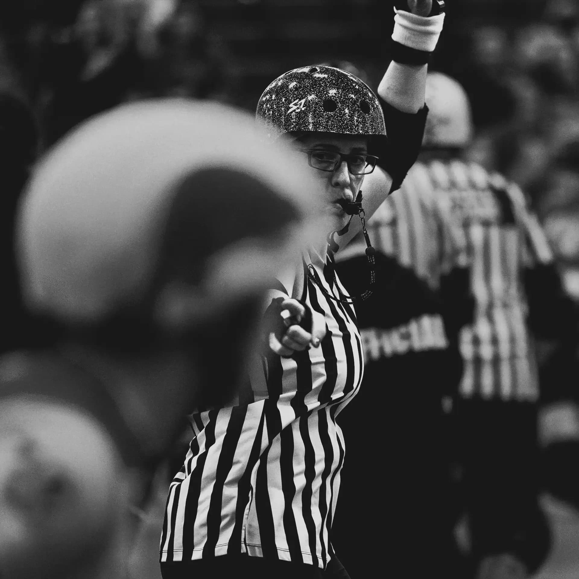 Roller derby referee signaling during a jam